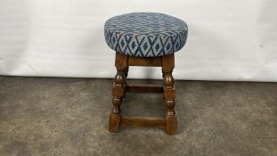 Classic Low Bar Stool