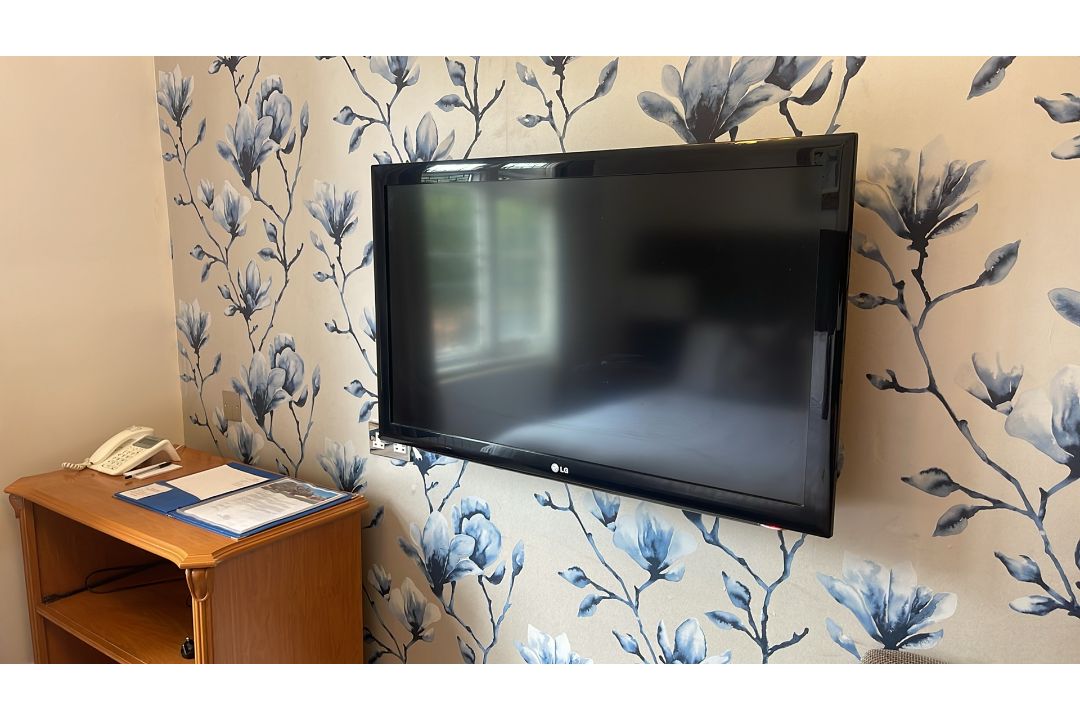 NO Reserve - Entire Contents Of Hotel Double Bedroom - Image 7 of 21