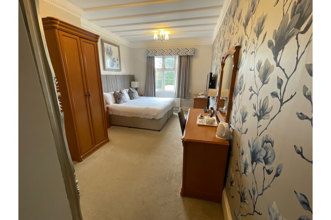 NO Reserve - Entire Contents Of Hotel Double Bedroom - Image 1 of 21