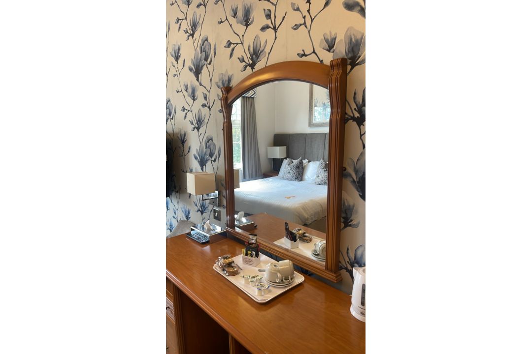 NO Reserve - Entire Contents Of Hotel Double Bedroom - Image 13 of 21