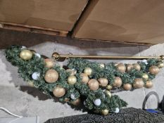 NO RESERVE 3 Illuminated Christmas Garlands & 5 Swags