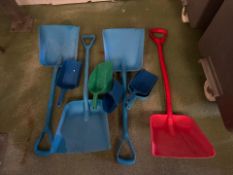 NO RESERVE 5x Plastic Food Grade Shovels