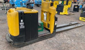 2017 - YALE, M025 Electric Pallet Truck - (Stand on / Ride on)