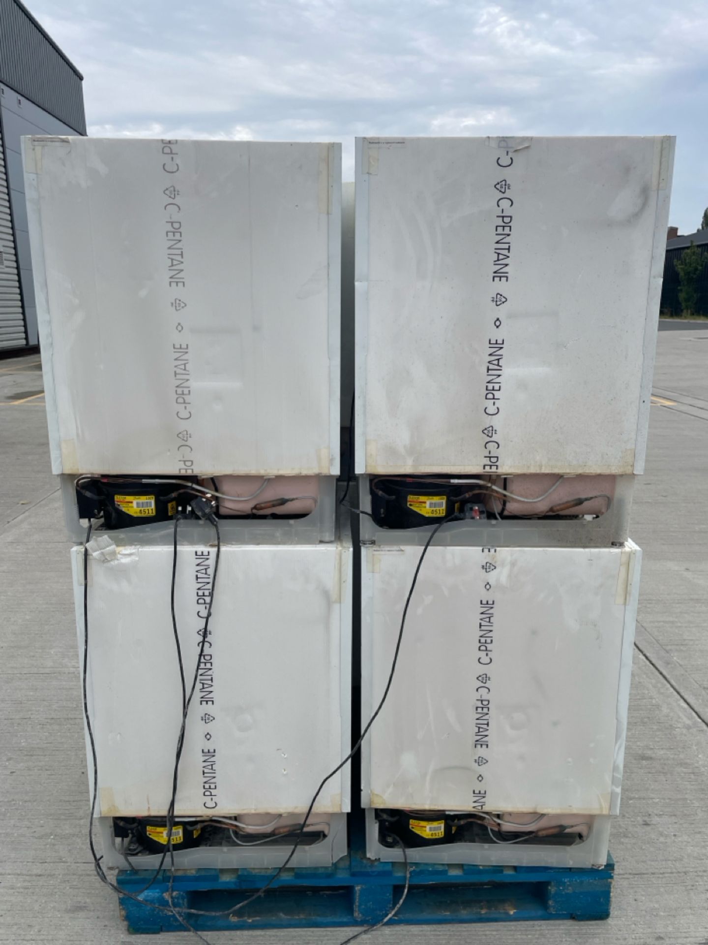 NO RESERVE Pallet of Bauknecht Fridges - Image 3 of 5