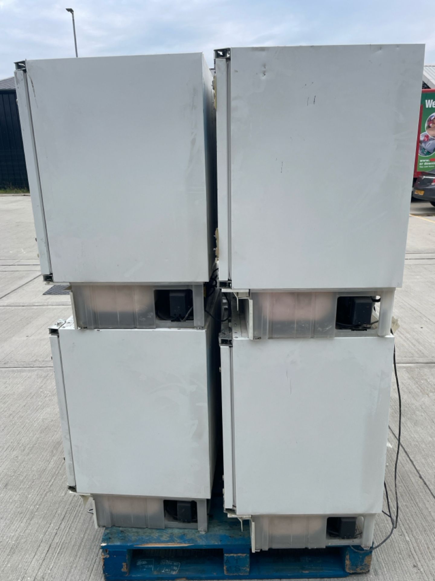 NO RESERVE Pallet of Bauknecht Fridges - Image 4 of 5