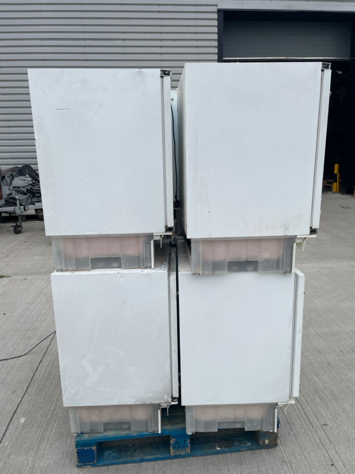NO RESERVE Pallet of Bauknecht Fridges - Image 2 of 5