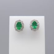 18ct Emerald & Round Brilliant-Cut Diamond Cluster Studs