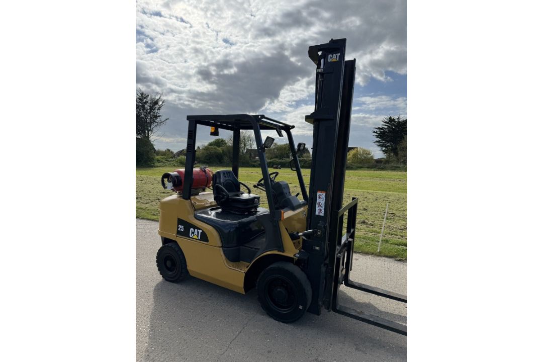 2015, CATERPILLAR - 2.5 Tonne Gas Forklift With Side Shift - Image 6 of 6