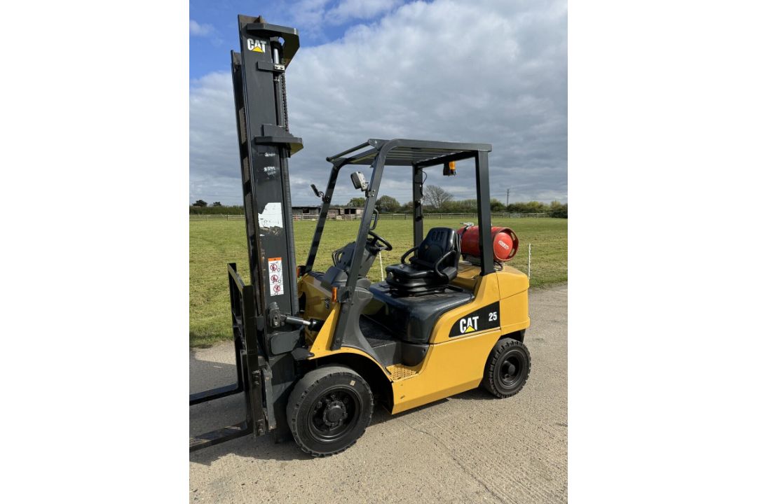 2015, CATERPILLAR - 2.5 Tonne Gas Forklift With Side Shift - Image 1 of 6