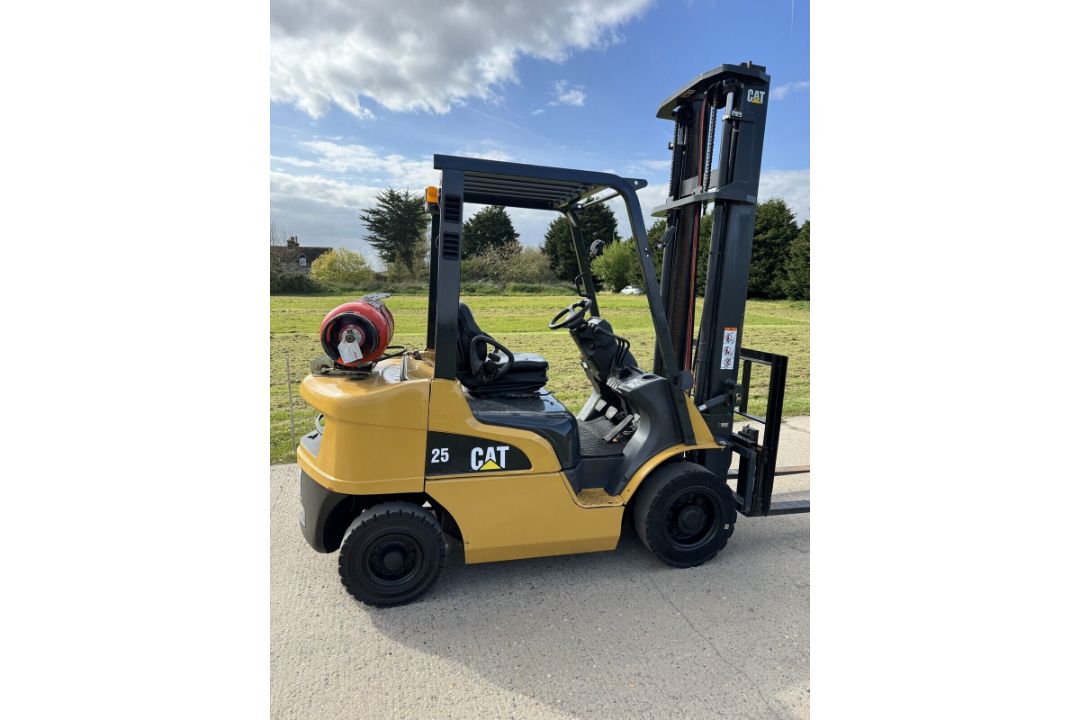 2015, CATERPILLAR - 2.5 Tonne Gas Forklift With Side Shift - Image 2 of 6