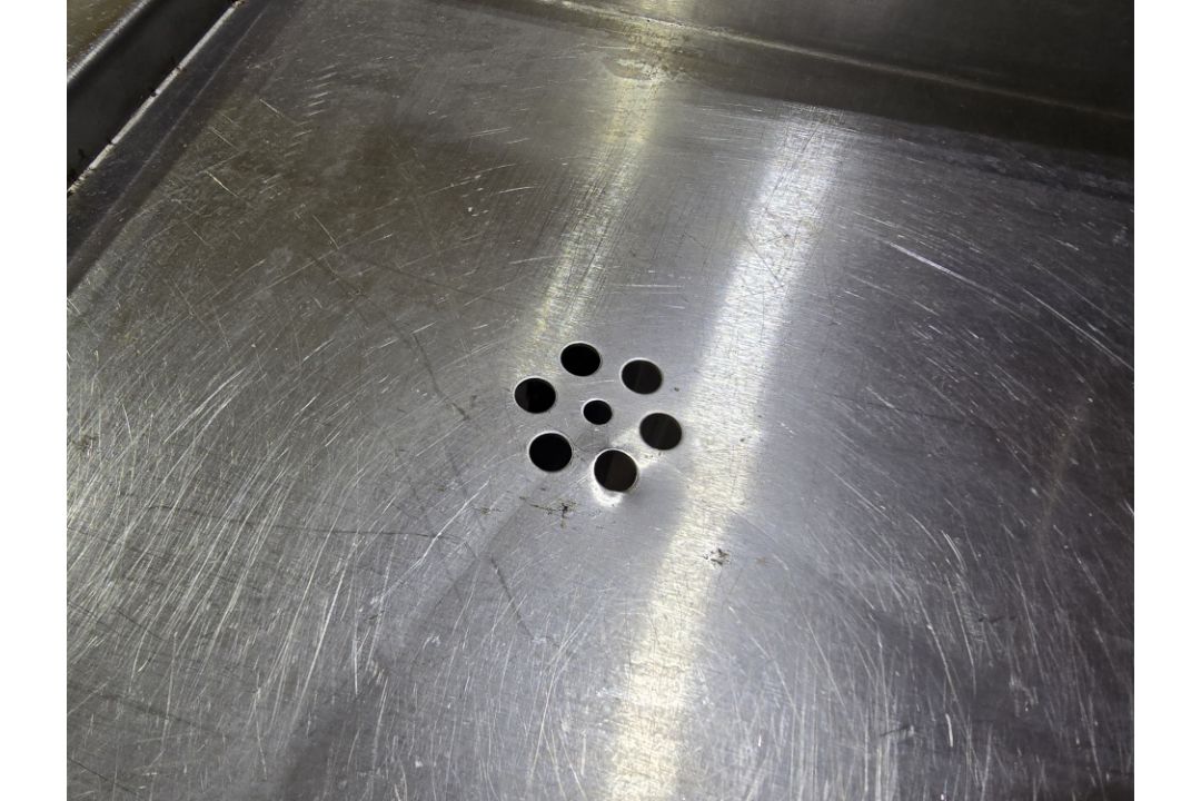 *No Reserve* Stainless Prep Table With Drain and Shelf - Image 2 of 5