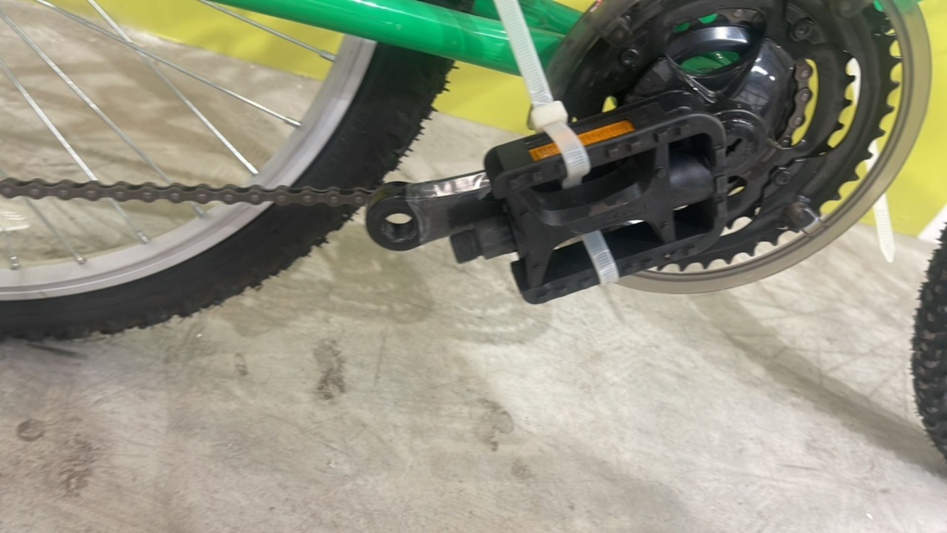 *NO RESERVE* Muddyfox Energy 24 Boys Bike 18 Speed Mountain Bike - Image 7 of 9