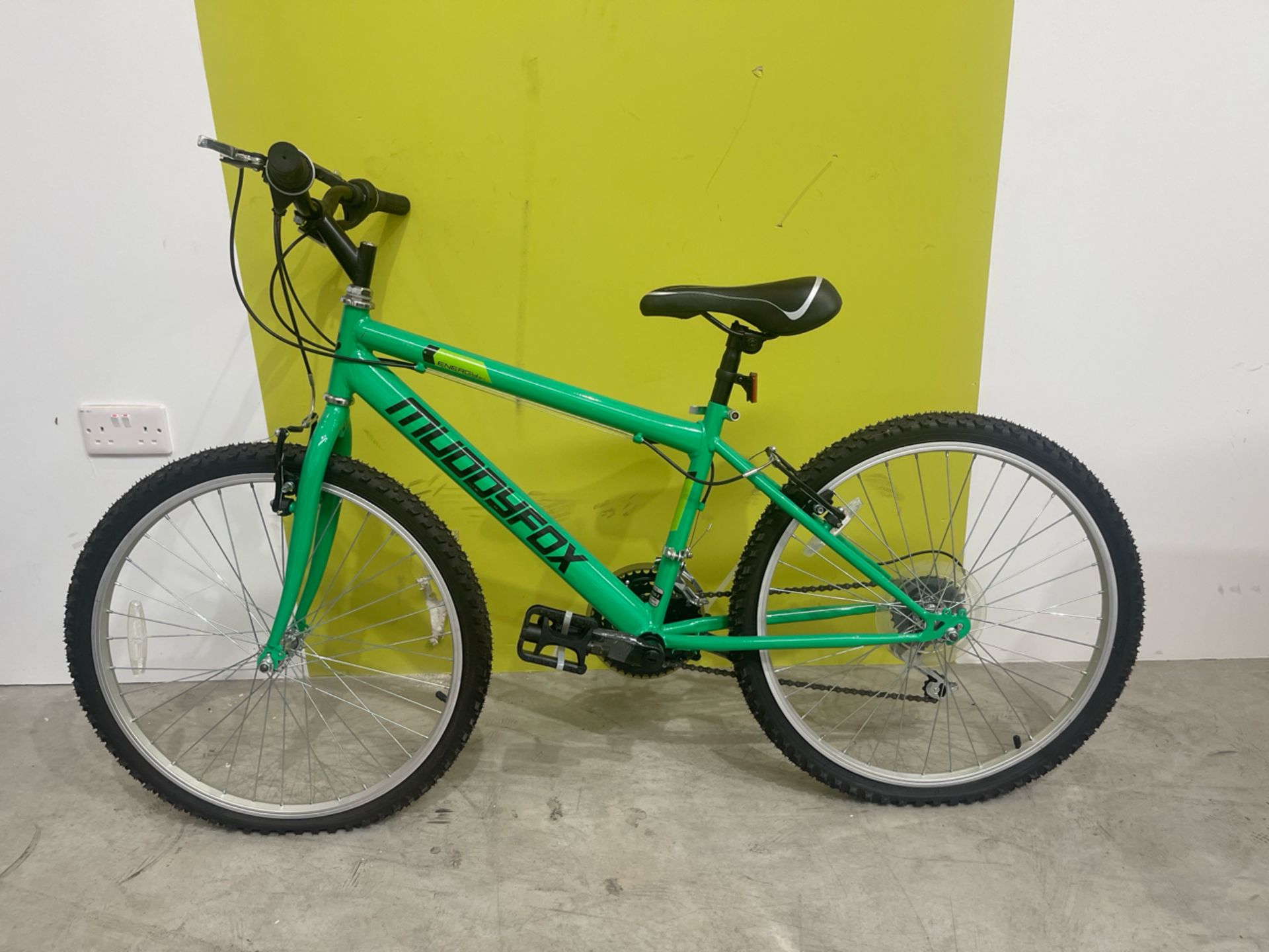 *NO RESERVE* Muddyfox Energy 24 Boys Bike 18 Speed Mountain Bike