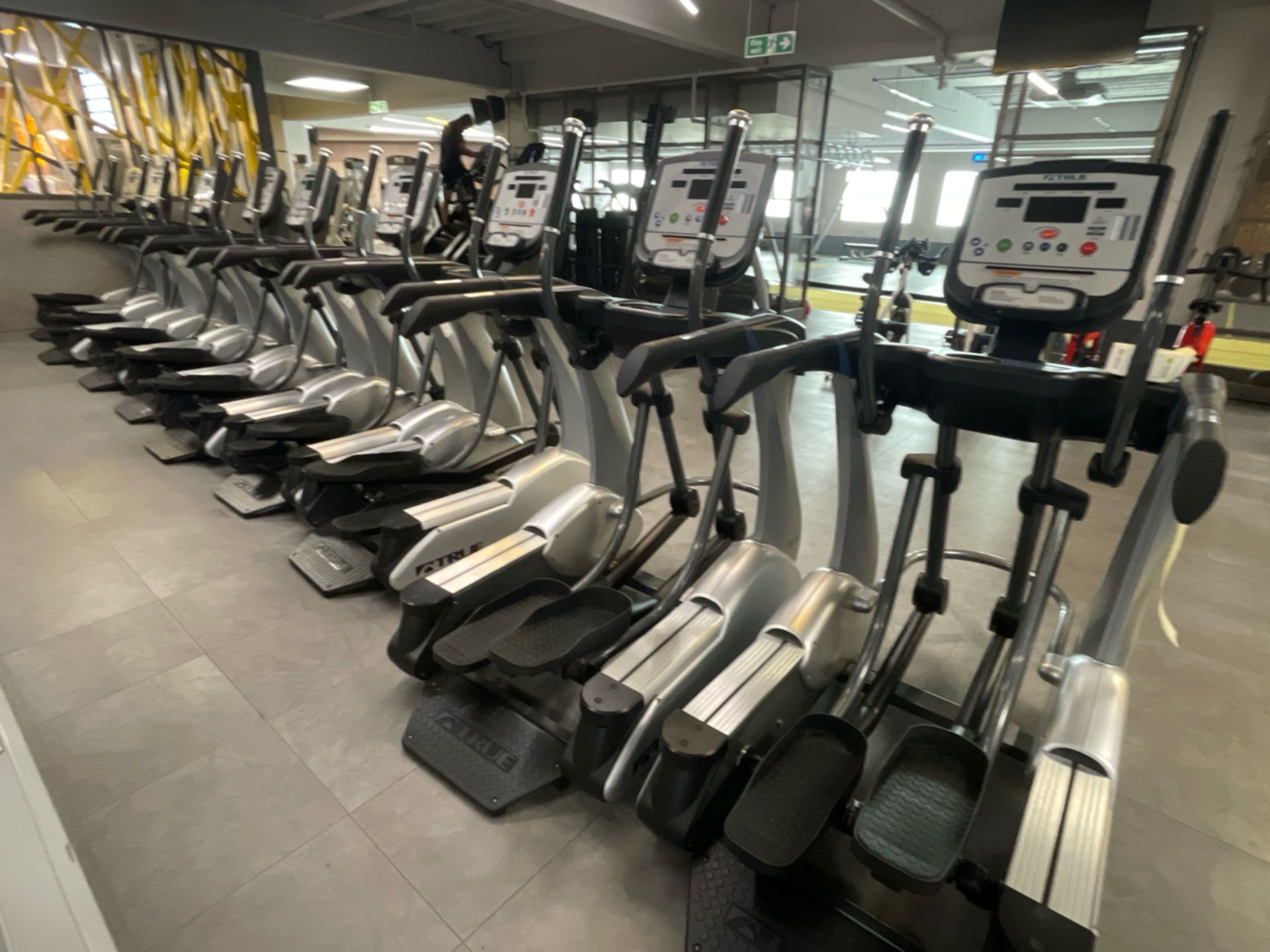 *NO RESERVE* True Fitness Cross Trainer 900