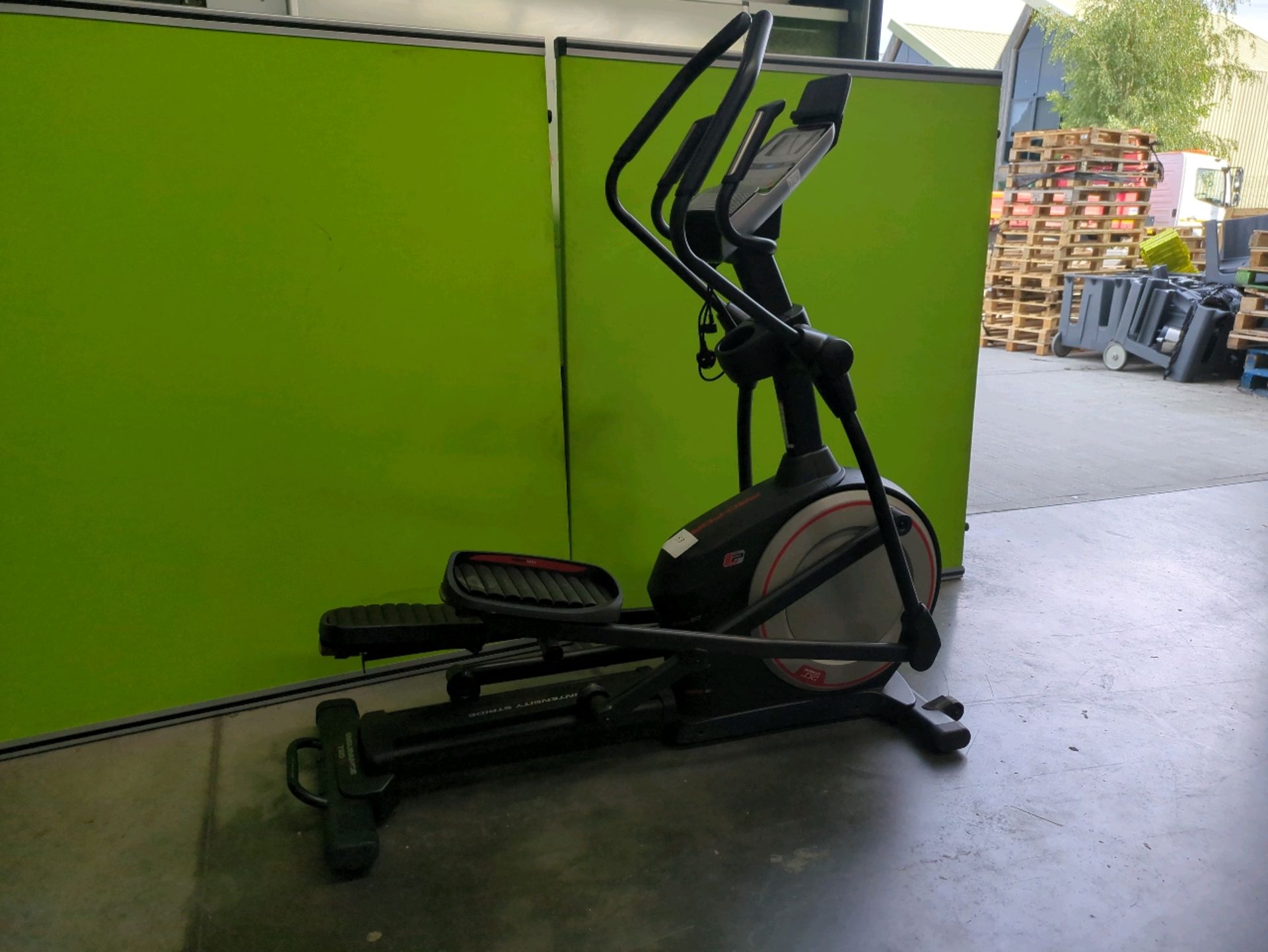 *NO RESERVE* Proform Endurance 720e Elliptical Cross Trainer - Image 6 of 16