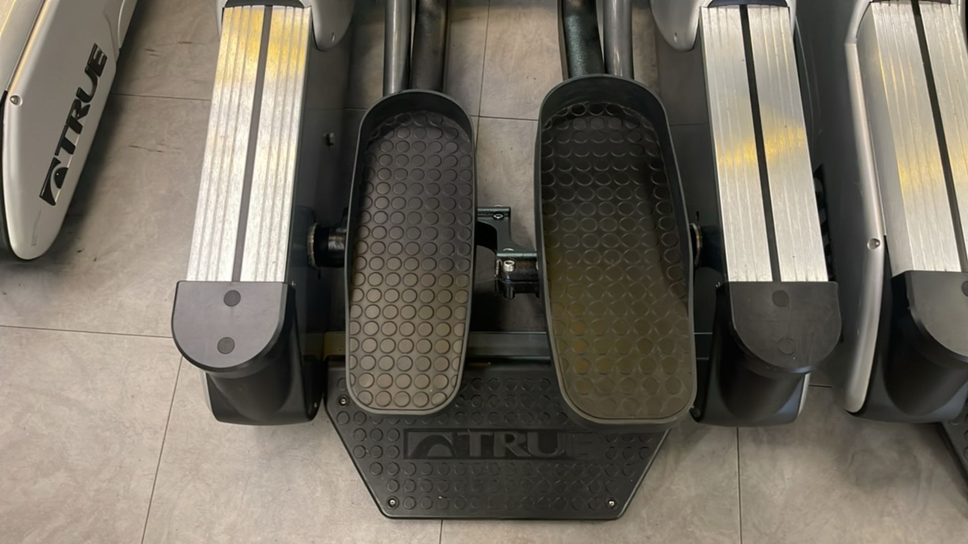 *NO RESERVE* True Fitness Cross Trainer 900 - Image 4 of 10
