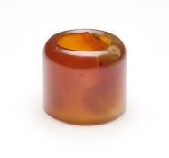 □ A CHINESE AGATE ARCHERS RING, QING DYNASTY, 19TH CENTURY