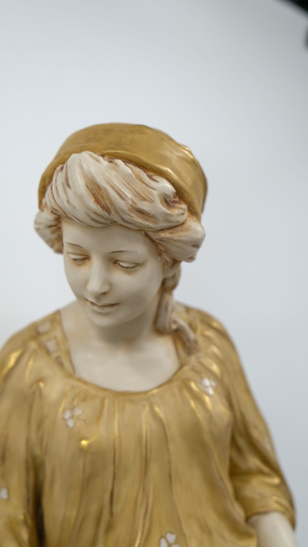 A large Bohemian Royal Dux glazed porcelain figure group of a lady and sheep - Bild 8 aus 9