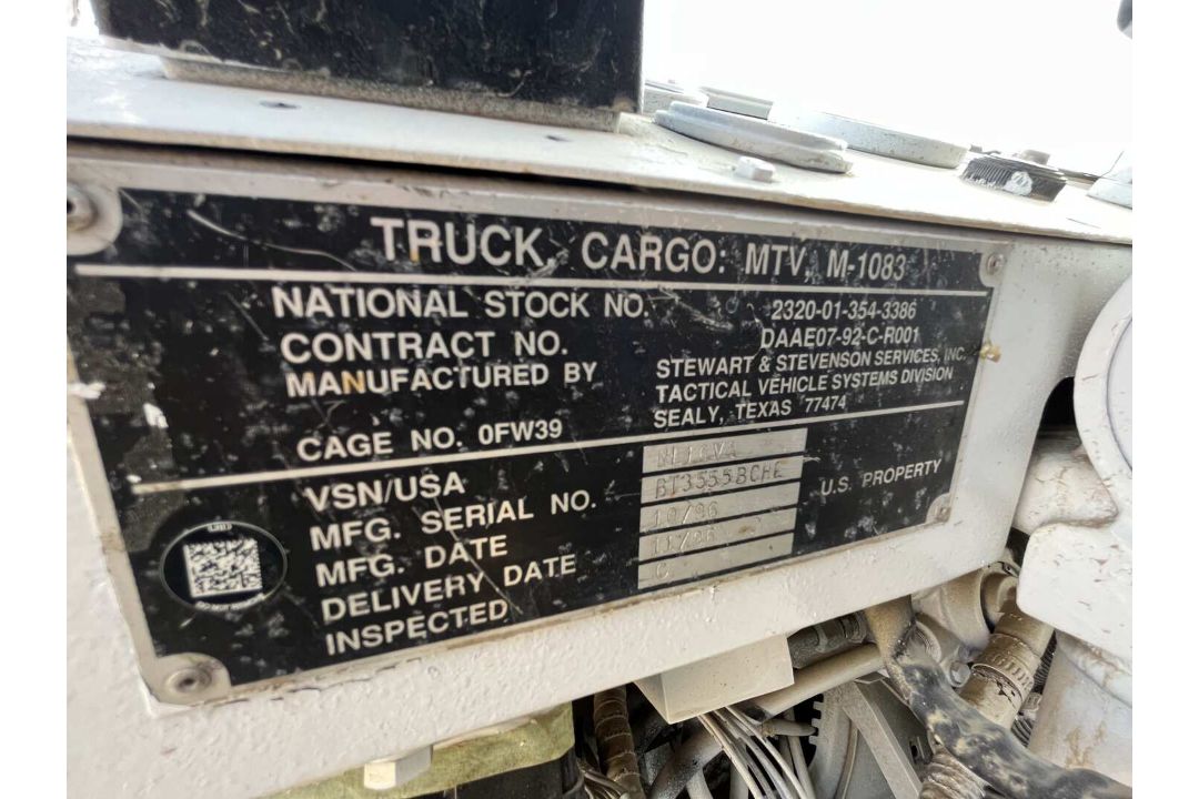 1996 STEWART & STEVENSON T/A FLATBED CARGO TRUCK - Image 33 of 43