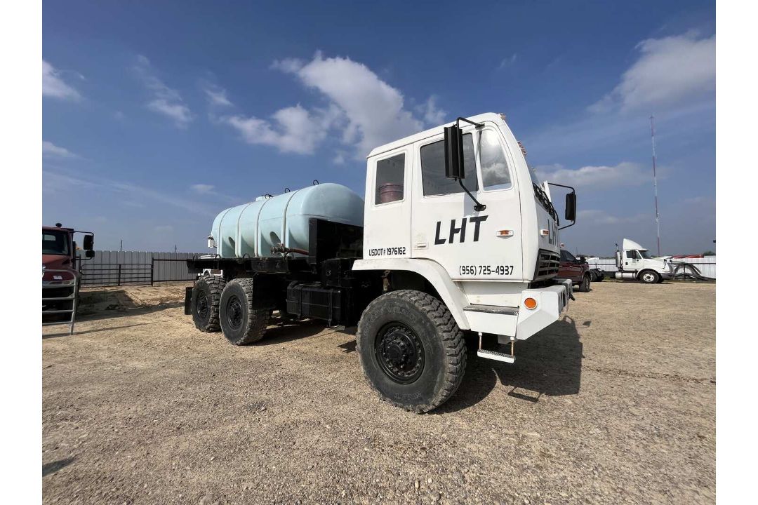 1996 STEWART & STEVENSON T/A FLATBED CARGO TRUCK - Image 26 of 43