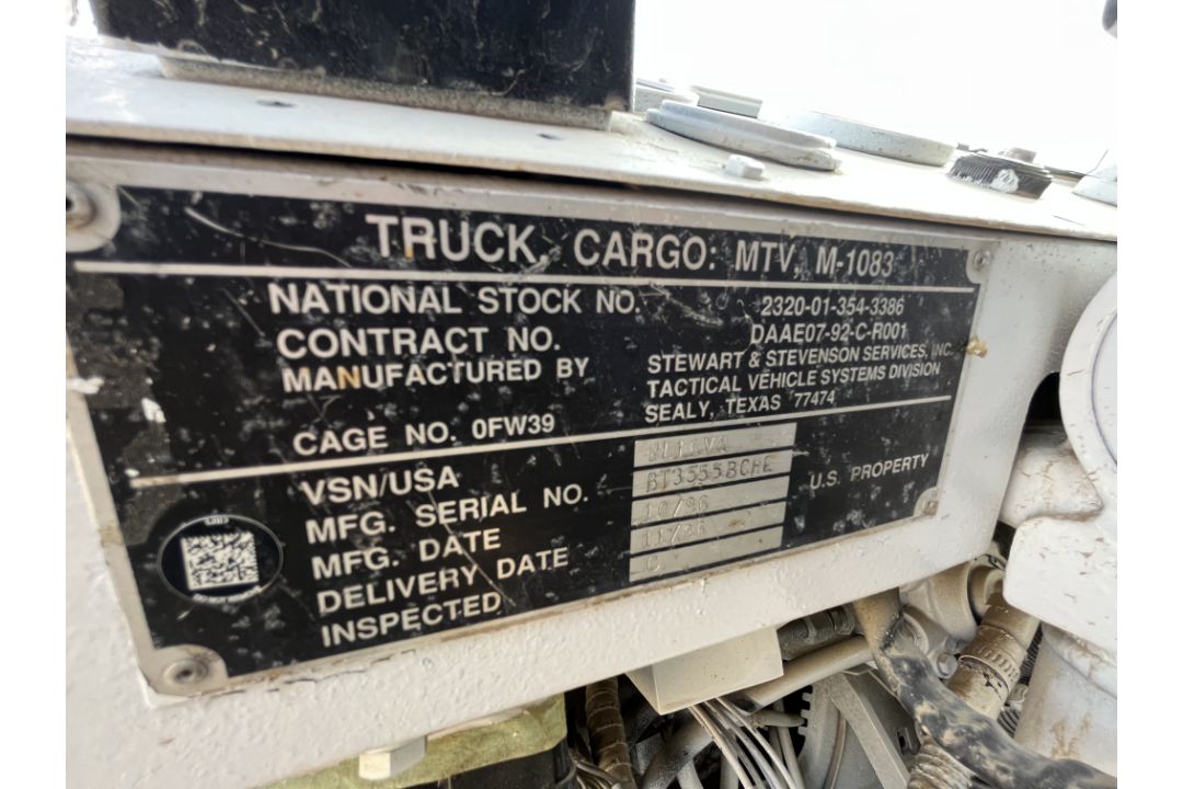 1996 STEWART & STEVENSON T/A FLATBED CARGO TRUCK - Image 24 of 43