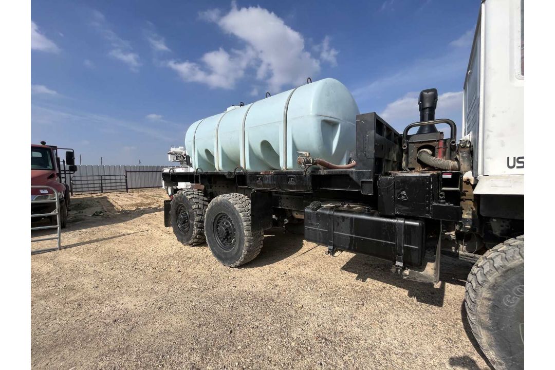 1996 STEWART & STEVENSON T/A FLATBED CARGO TRUCK - Image 28 of 43