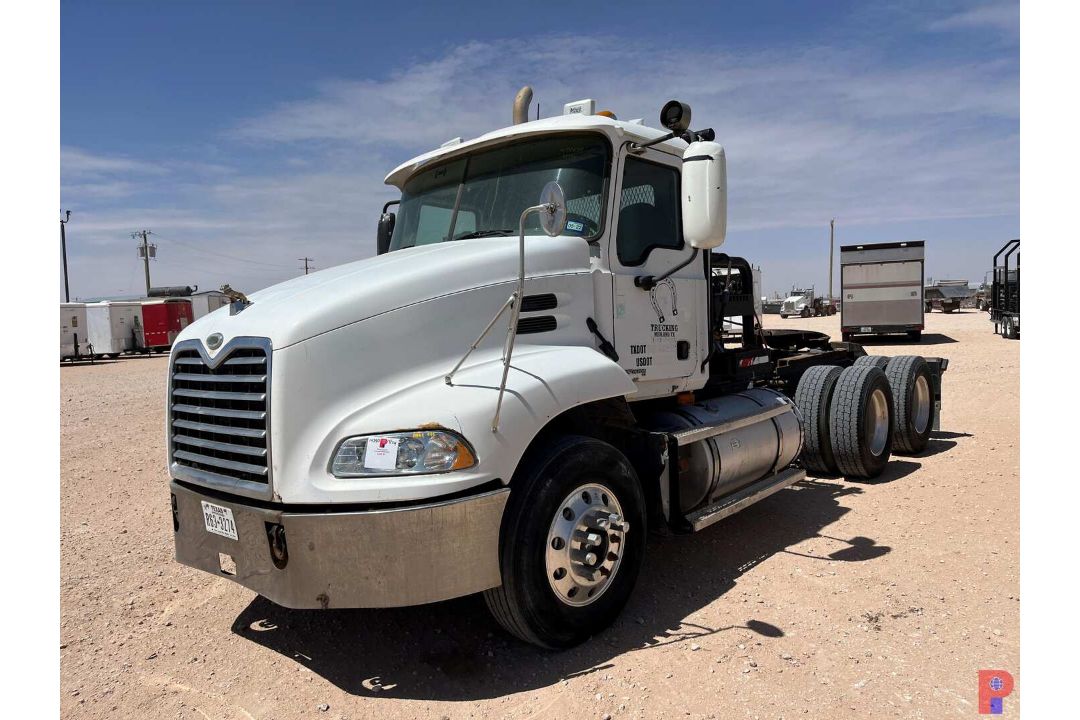 2007 MACK CXN613 T/A DAY CAB ROAD WINCH TRUCK - Image 1 of 9