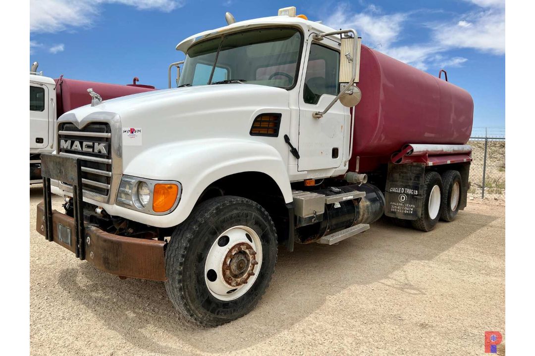 2005 MACK CV713 T/A WATER TRUCK - Image 1 of 24