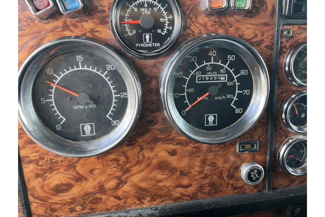 1999 KENWORTH W900 T/A SLEEPER TRUCK TRACTOR ODOMETER READS 78,394 MILES, VIN/SN: KWD69X8YR837447, - Image 6 of 10