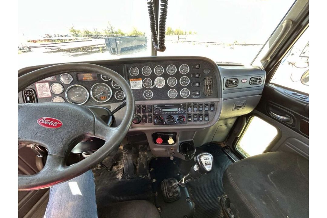 2013 PETERBILT 367 TRI AXLE DAY CAB GIN POLE WINCH TRUCK P/B CUMMINS ISX15, EATON FULLER 18 SPD., - Image 21 of 25