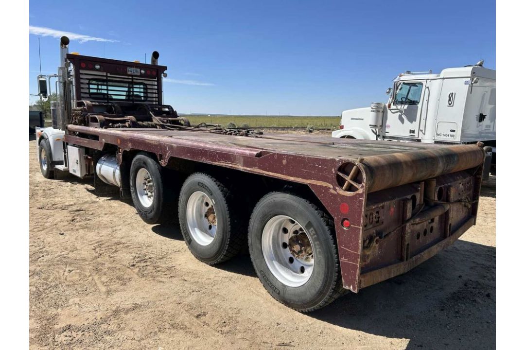 2013 PETERBILT 367 TRI AXLE DAY CAB GIN POLE WINCH TRUCK P/B CUMMINS ISX15, EATON FULLER 18 SPD., - Image 5 of 25