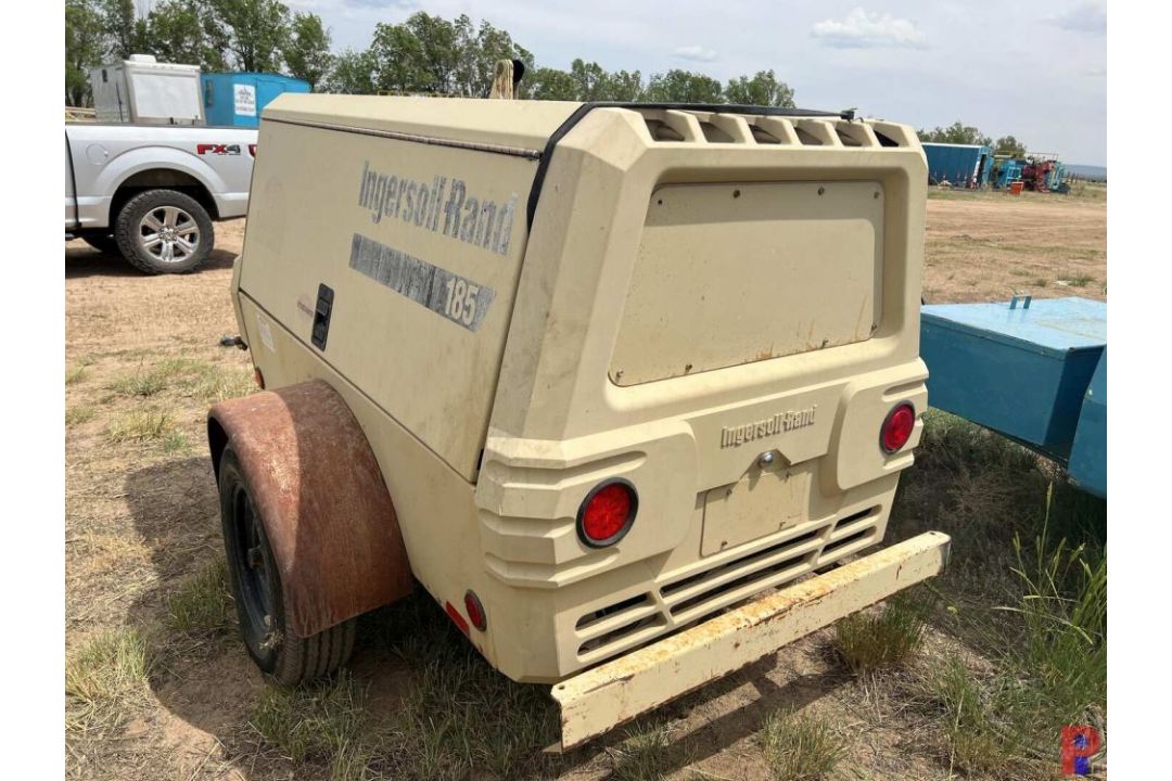 INGERSOL RAND 185 TRAILER MOUNTED S/A AIR COMPRESSOR METER READS 1530 HOURS, JOHN DEERE 4045DF - Image 4 of 12