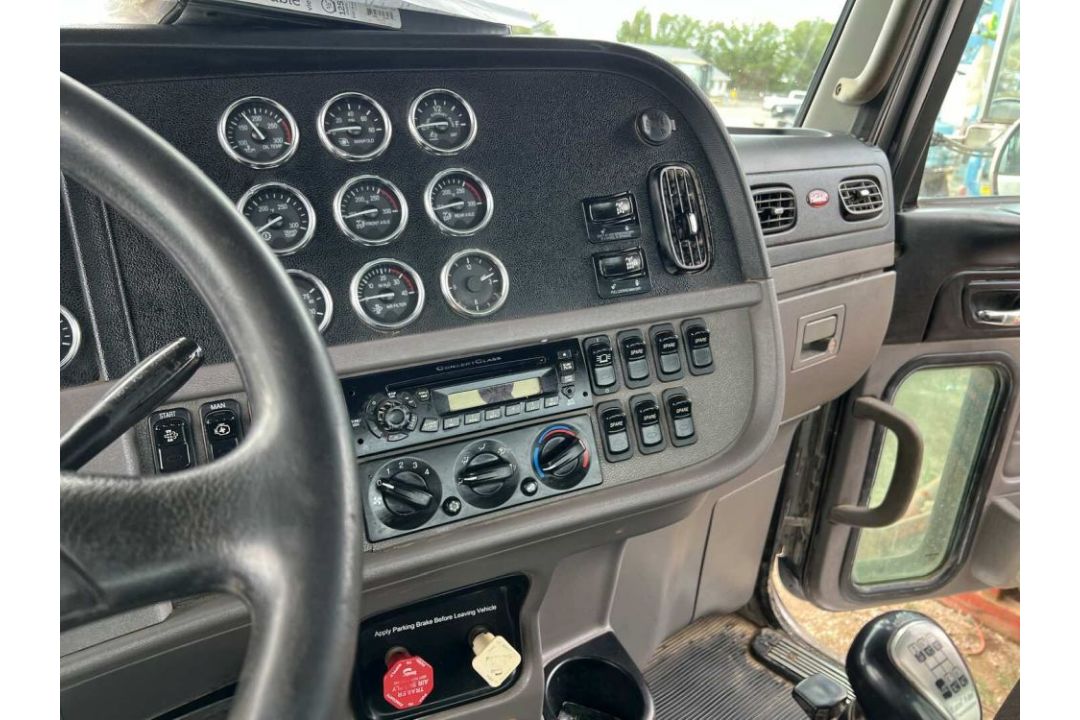 2012 PETERBILT 367 T/A DAYCAB GIN POLE TRUCK ODOMETER READS 122742 MILES, METER READS 8733 HOURS, - Image 18 of 19