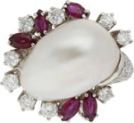 Perlen-Rubin-Ring Prunkvolles Schmuckstück in Weissgold 18K. Im Zentrum eine Mabé-Perle 16,6 x 11,