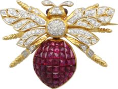 Fliegen-Brosche Zauberhafte Fliegen-Brosche in Gelbgold 18K mit Diamanten von zus. ca. 0,5 ct (I/VS)