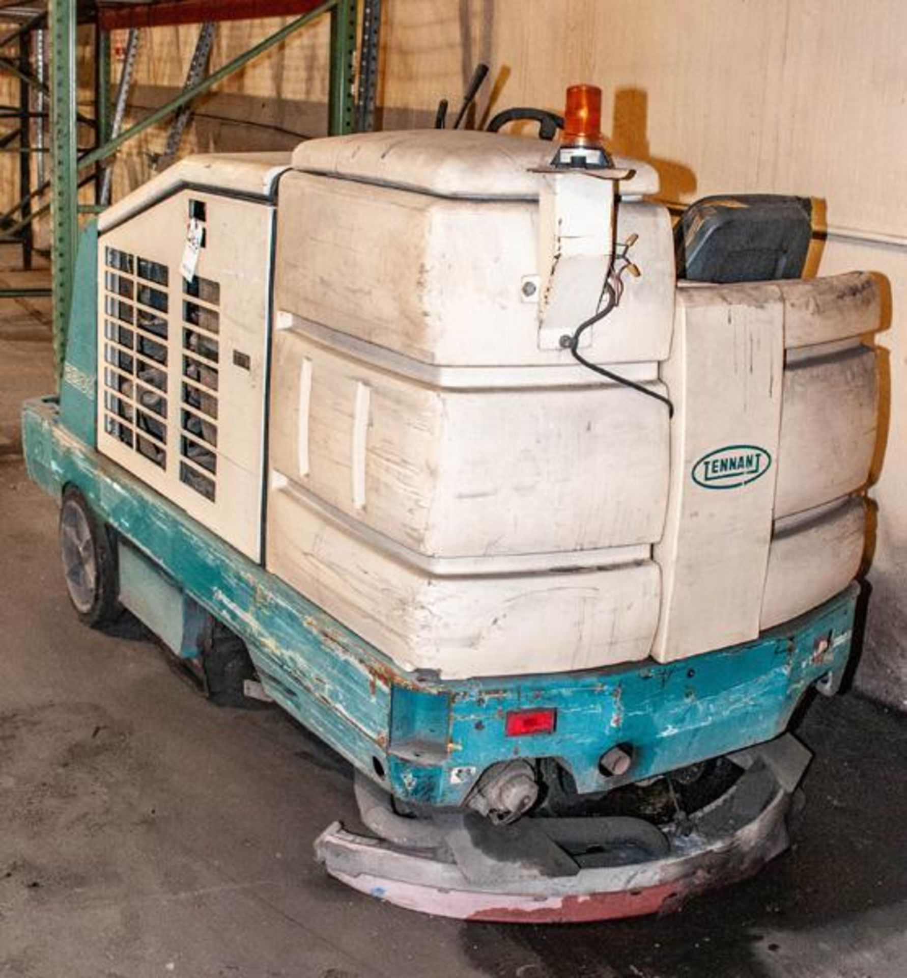 Tennant 8200 Floor Scrubber - Image 2 of 4