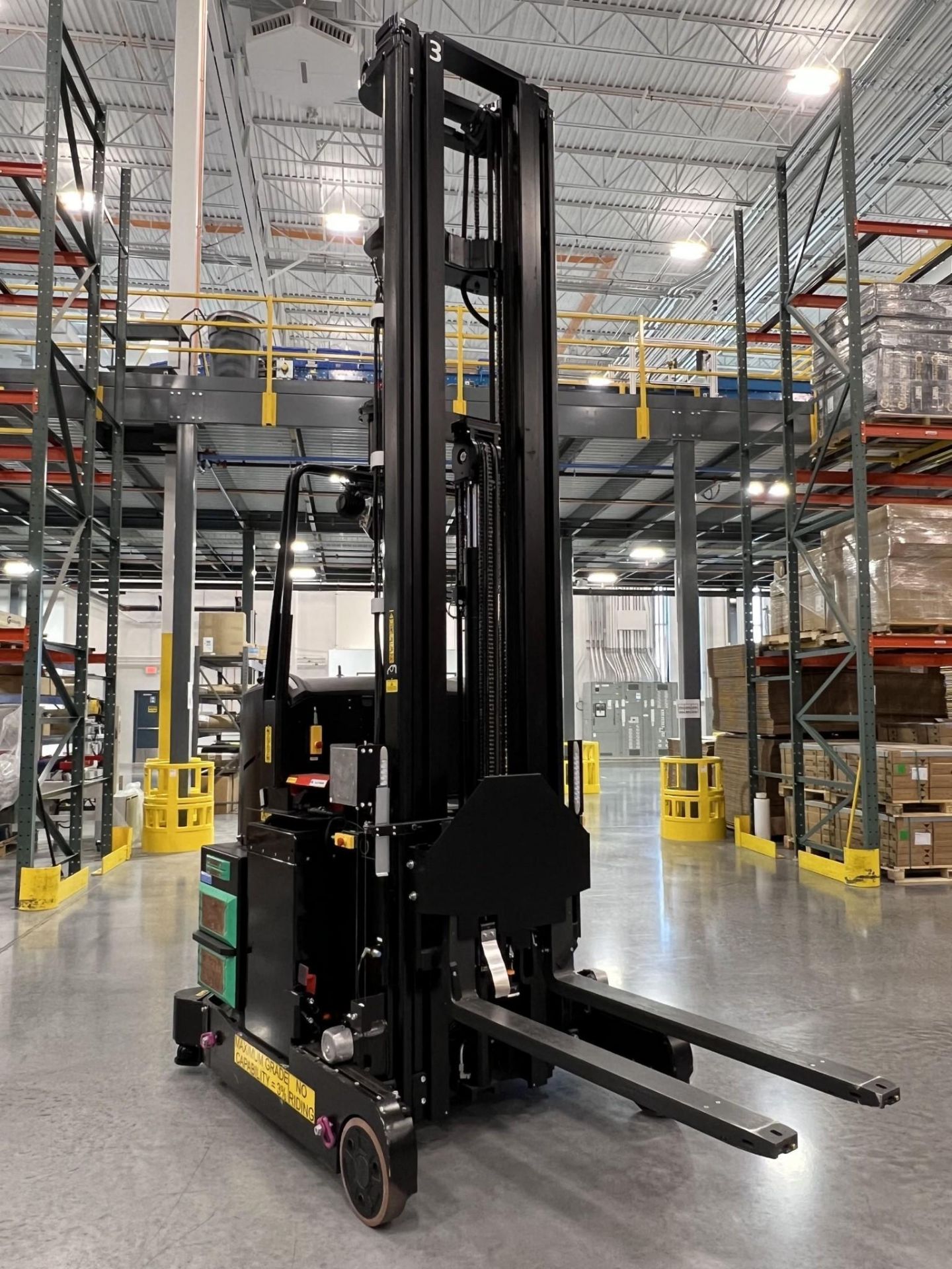 ROCLA AGV ARTMF 3,000 LB AUTOMATED REACH FORKLIFT, 2021 - 4,231 HOURS - Image 6 of 8