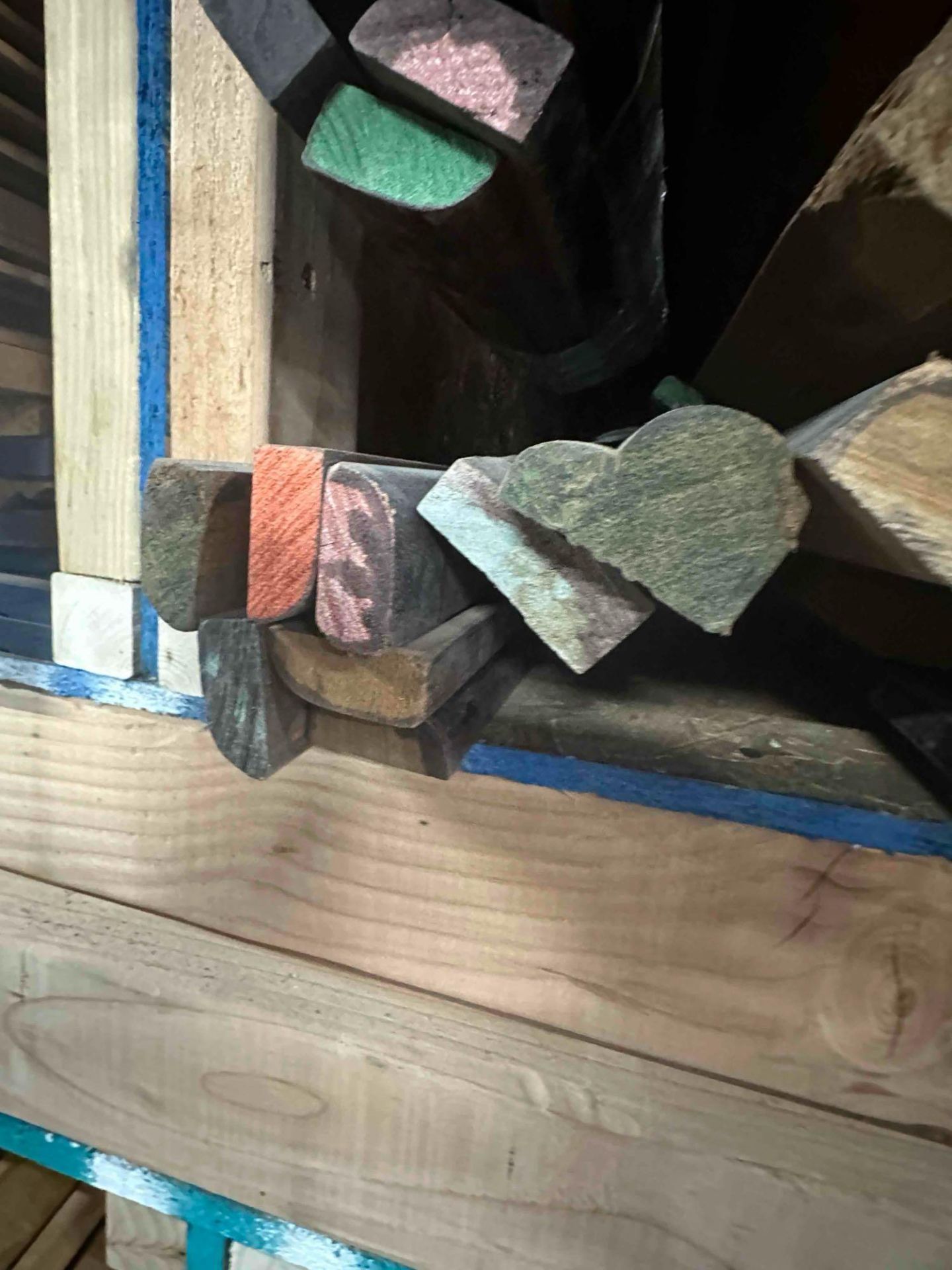 APPROX. 420 LINEAR FEET OF CROWN AND CUSTOM MOLDING - Image 5 of 5