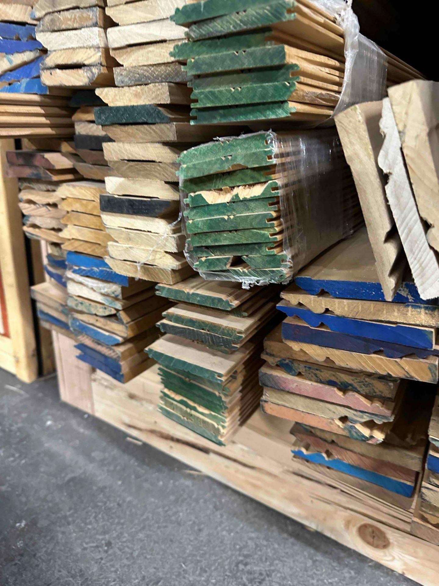 APPROX. 2200 LINEAR FEET OF CASE MOLDING