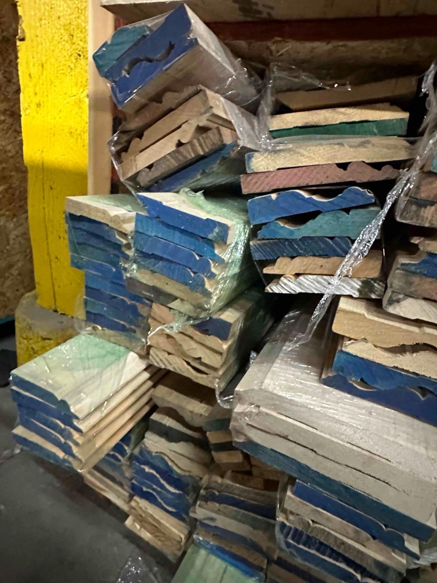 APPROX. 2600 LINEAR FEET OF BASEBOARD AND CASE MOLDING - Image 3 of 5