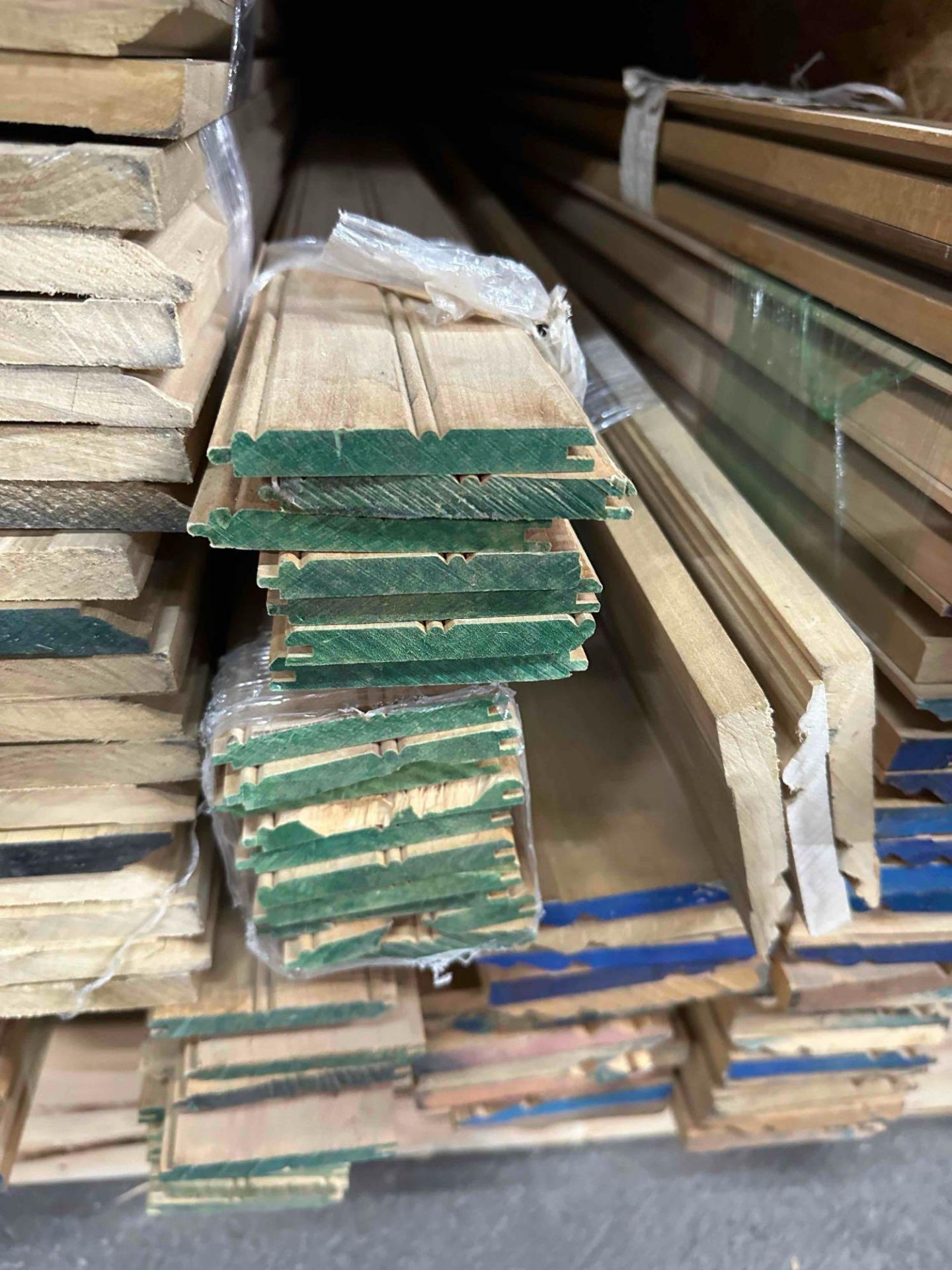 APPROX. 2200 LINEAR FEET OF CASE MOLDING - Image 2 of 5
