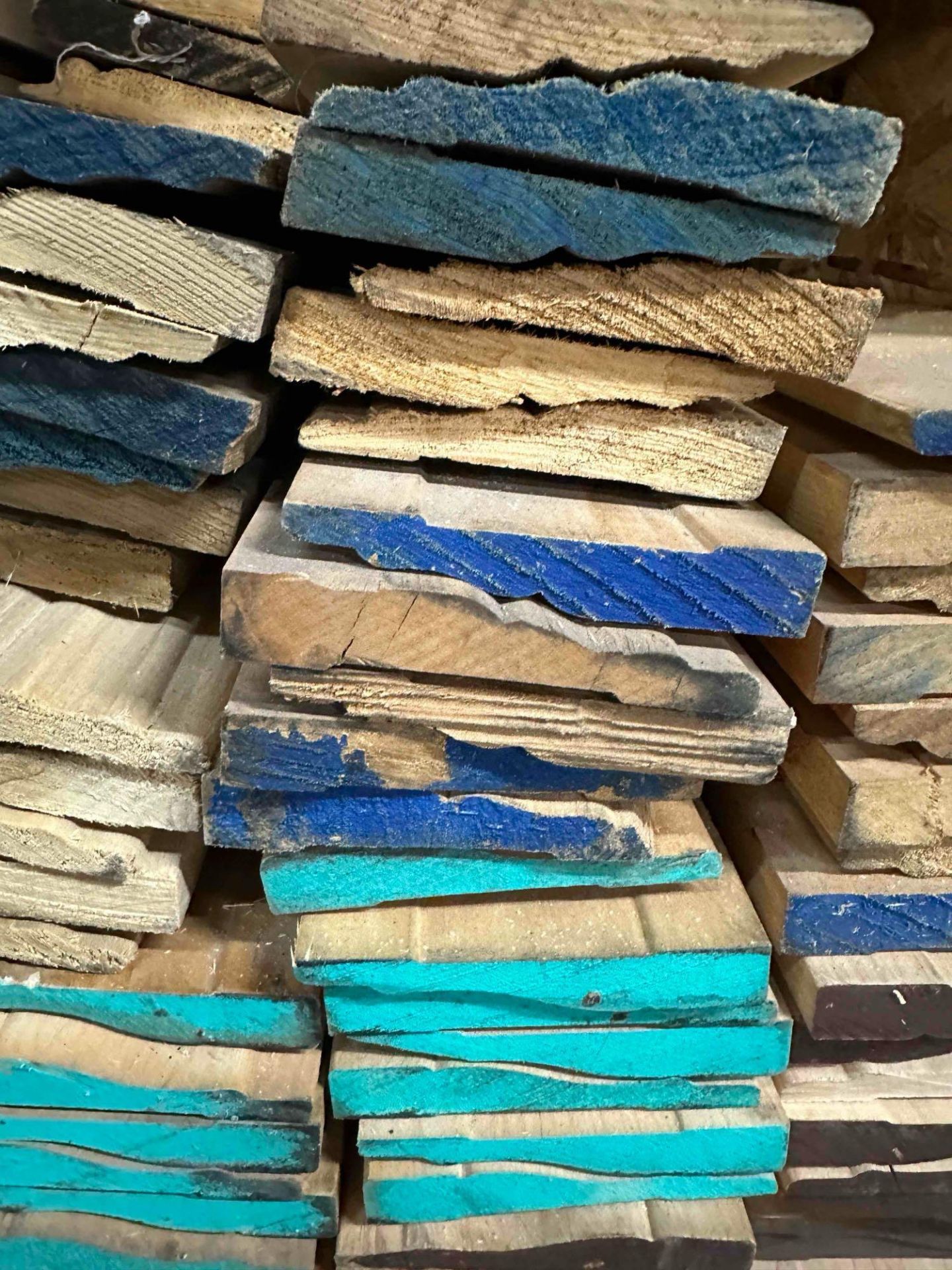 APPROX. 2600 LINEAR FEET OF CASE MOLDING - Image 3 of 7