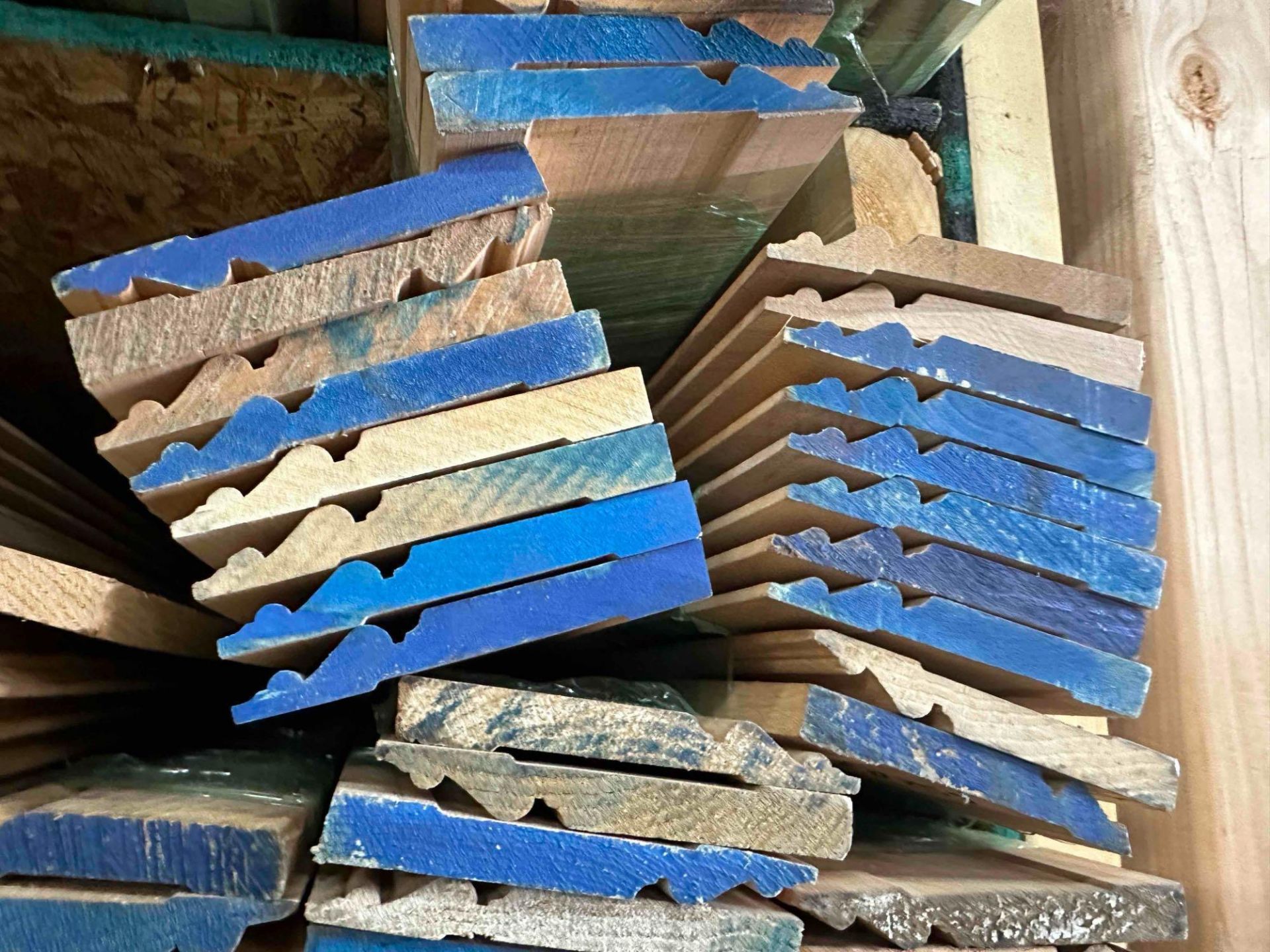 APPROX. 2500 LINEAR FEET OF CASE AND BASEBOARD MOLDING - Image 4 of 5