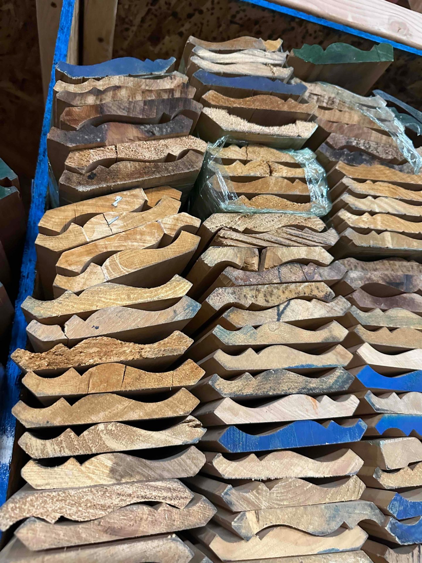APPROX. 1900 LINEAR FEET OF CROWN MOLDING - Image 3 of 5