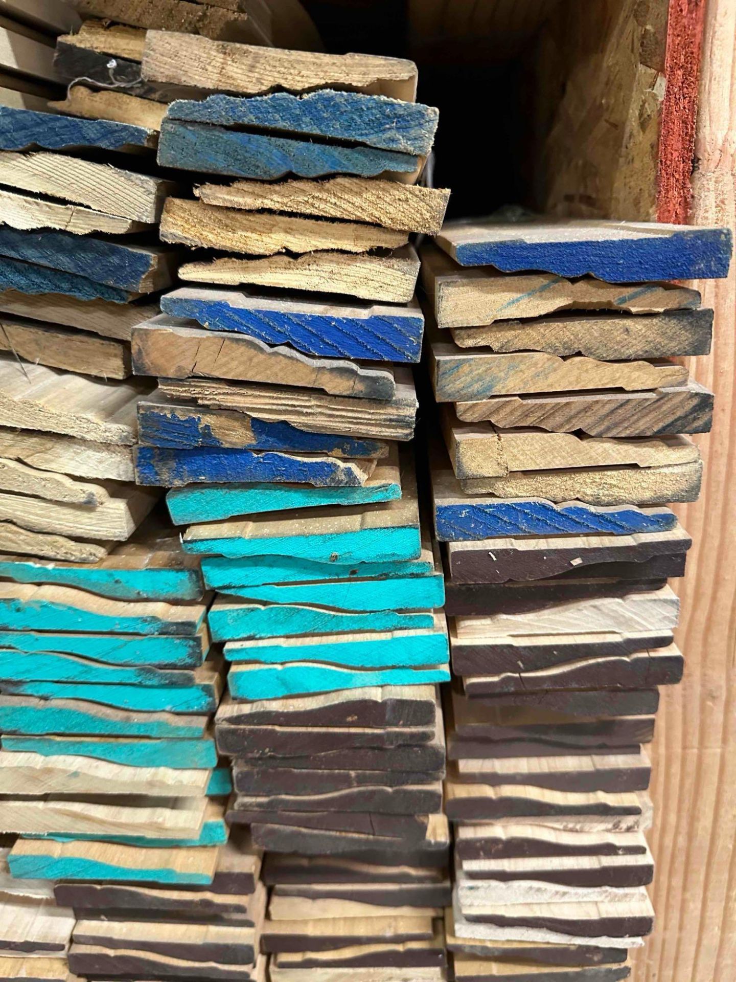 APPROX. 2600 LINEAR FEET OF CASE MOLDING - Image 2 of 7