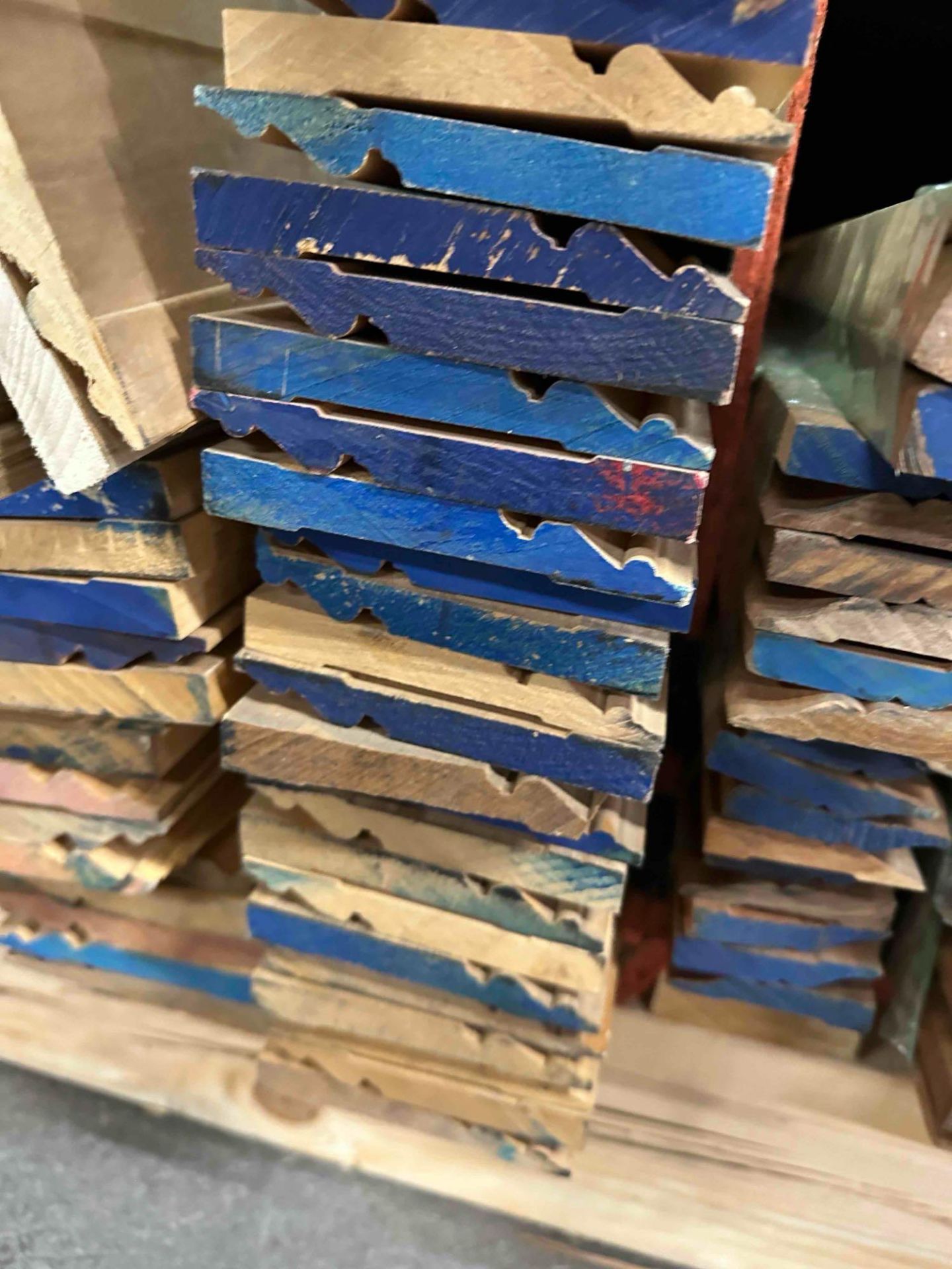 APPROX. 2200 LINEAR FEET OF CASE MOLDING - Image 5 of 5