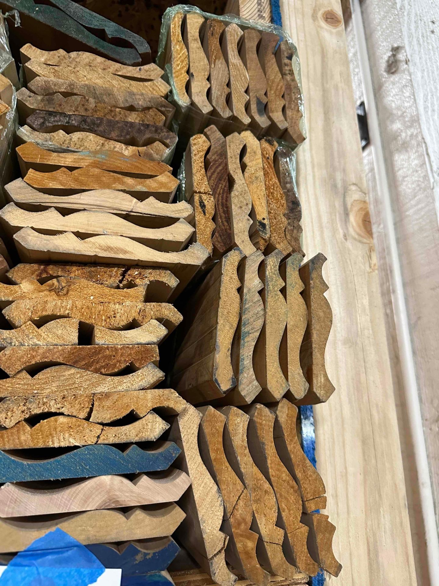 APPROX. 1900 LINEAR FEET OF CROWN MOLDING - Image 5 of 5