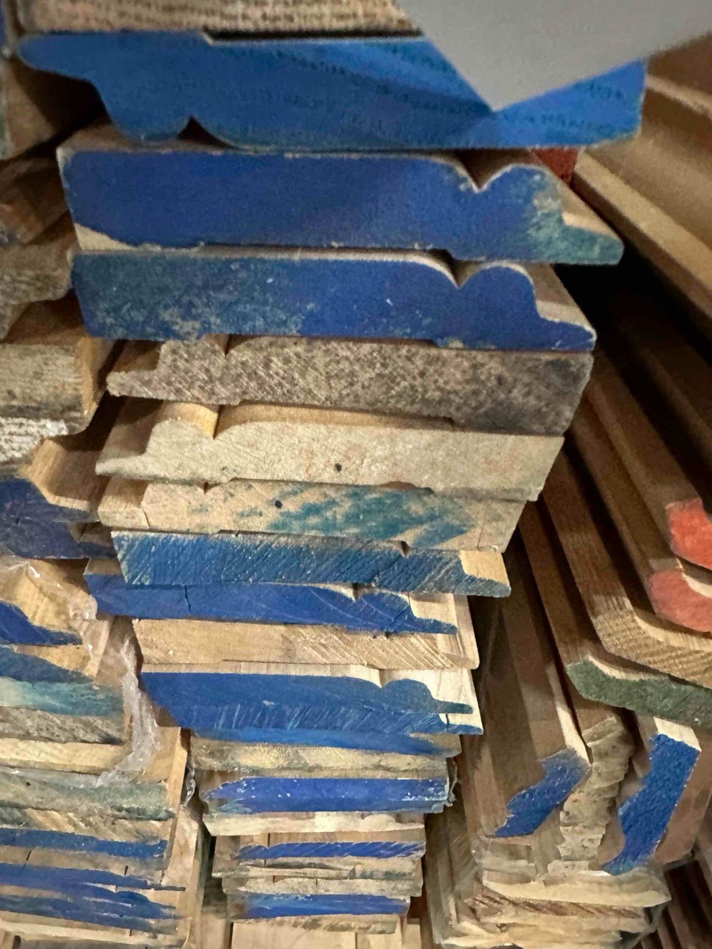 APPROX. 3000 CASE MOLDING - Image 3 of 5