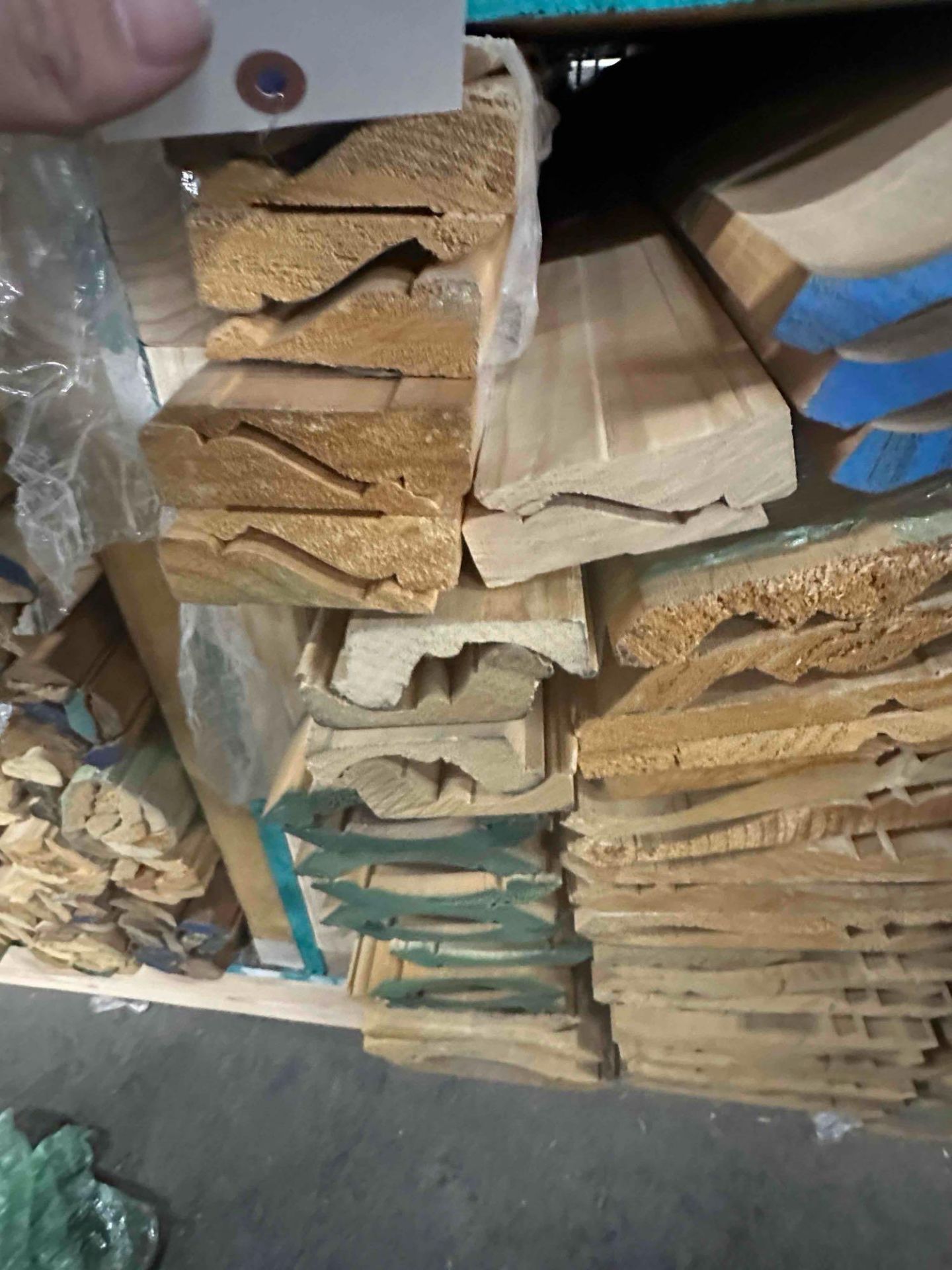 APPROX. 920 LINEAR FEET OF CROWN MOLDING - Image 3 of 4