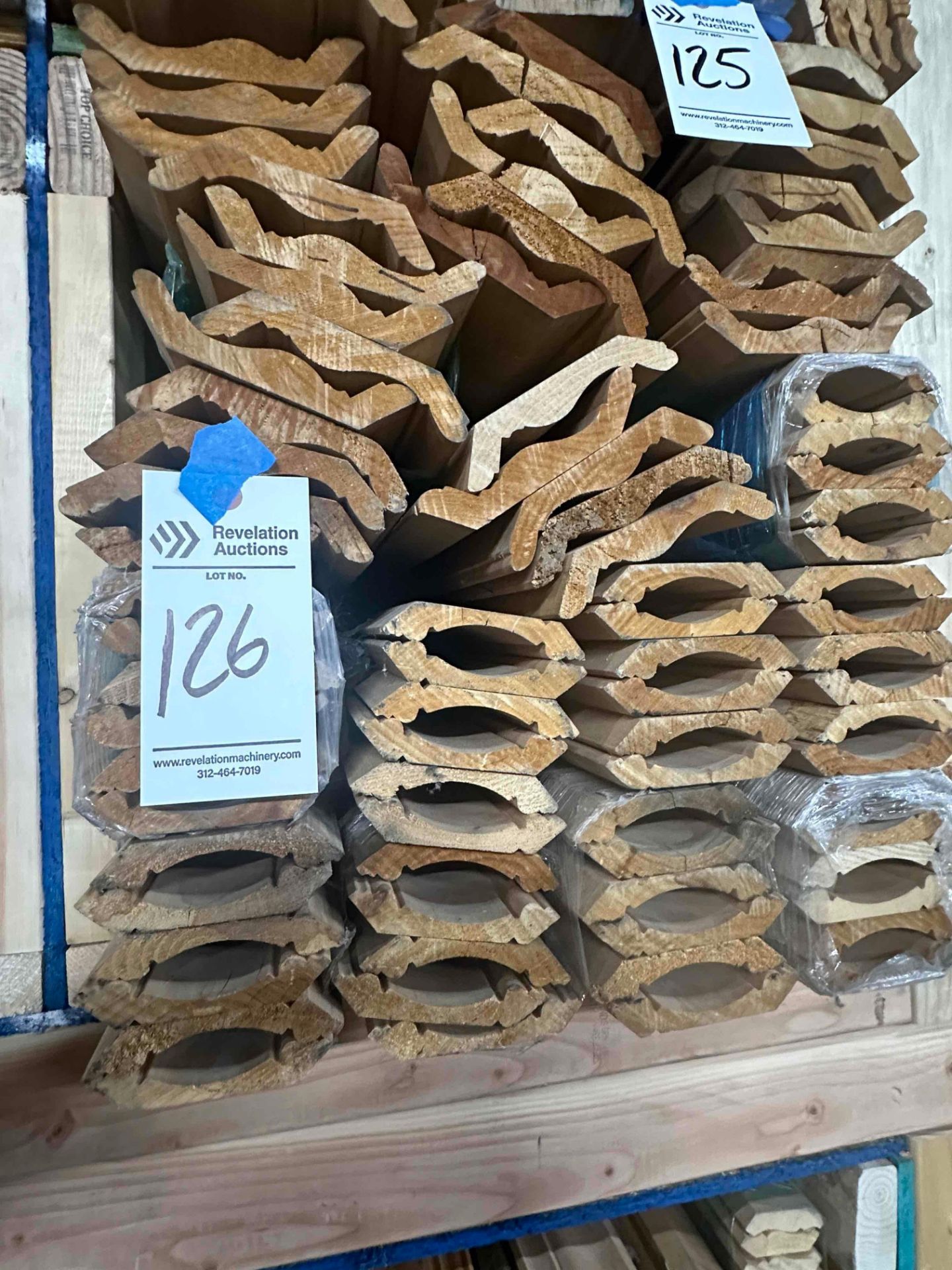 APPROX. 1000 LINEAR FEET OF CROWN MOLDING